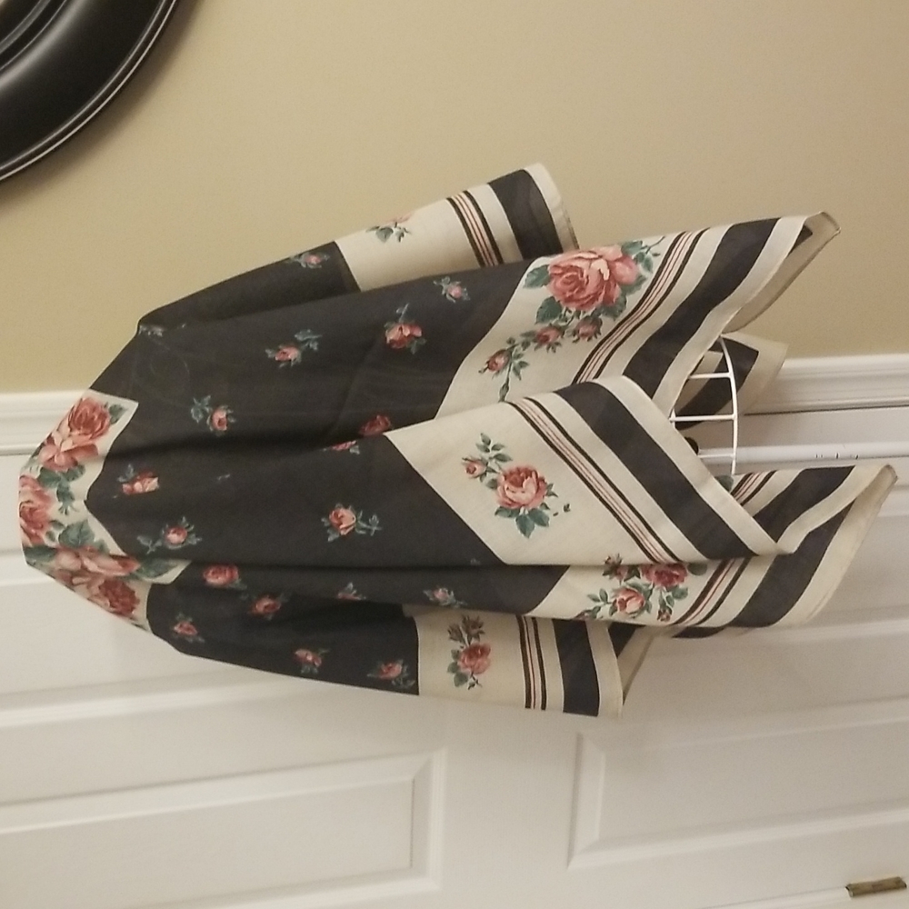 Beautiful large scarf with lovely rose pattern. EUC - Picture 2 of 9